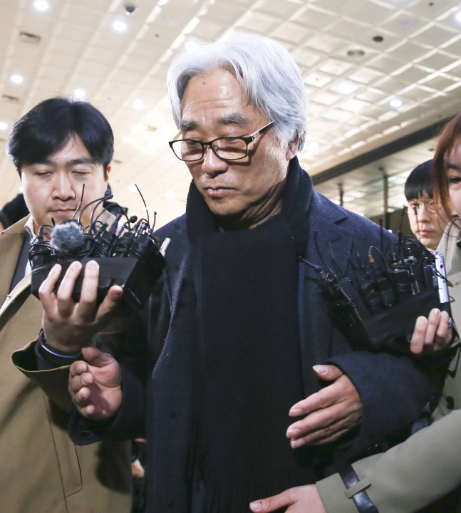 劇団員に性的暴行をした疑いで演劇演出家のイ・ユンテク氏が１７日午前、ソウル地方警察庁に出頭した。