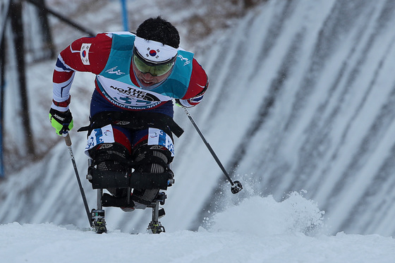 １６日午前に行われた平昌冬季パラリンピックのバイアスロン男子１５キロでシン・ウィヒョン選手が雪原を疾走している。