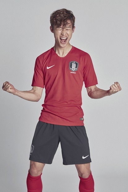 ロシアＷ杯で韓国サッカー代表チームが着用するホームユニホームを着た全北ＭＦ李宰誠（写真＝ナイキ）