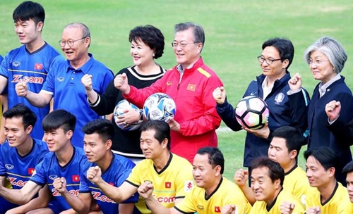 ２２日、文在寅大統領はベトナム訪問の最初の日程として、ハノイのベトナムサッカー国家代表チームのトレーニング場を訪問した。後列左側２人目からパク・ハンソ監督、金正淑氏、文大統領、ベトナムのブオン・ディン・フエ副首相、康京和外交部長官。