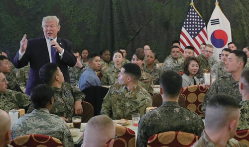 ドナルド・トランプ米国大統領が昨年１１月、平沢（ピョンテク）米軍基地で韓米将兵に向けて演説している。