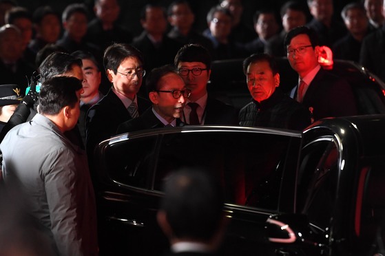 わいろ授受などの疑惑で拘束令状が発給なった李明博元大統領が２２日、ソウル江南区論ヒョン洞の自宅から東部拘置所に強制連行されている。