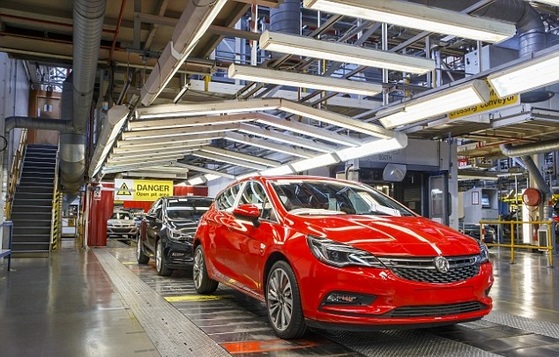 英自動車ボクスホールのエルズミアポート工場で組み立てられているアストラ。ボクスホール自動車は２カ所の英国工場で約３０００人の雇用を創出している。（写真＝ボクスホール自動車）