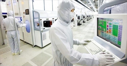 米国と中国が通商戦争を行っている中で韓国の半導体工場で従業員が生産工程を点検している。（写真＝韓経ＤＢ）