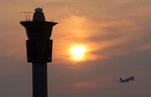 仁川空港管制塔を越えて航空機が離陸している。（写真＝中央フォト）