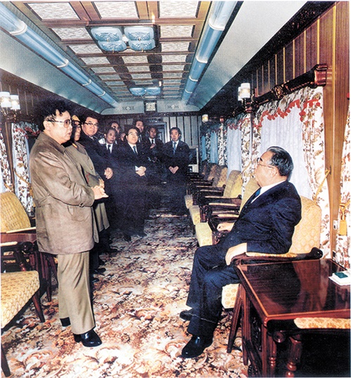金正日総書記（左）が１９８９年１１月、中国を訪問する金日成当時主席（右）の特別列車に乗って歓送している。８０年代後半以降、金日成主席は外交、金正日委員長は内政を主に担当した。（写真＝中央フォト）