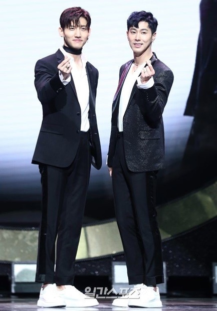 ２８日、ソウル龍山区ブルースクエアで８ｔｈアルバム『Ｎｅｗ　Ｃｈａｐｔｅｒ　＃１：Ｔｈｅ　Ｃｈａｎｃｅ　ｏｆ　Ｌｏｖｅ』発売記念プレビューイベントでポーズを取っているマックス・チャンミン（左）とユノ・ユンホ。