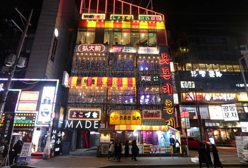 ソウル弘益大の前の「六本木弘大」（左）。４、５階建てのビル全体に日本風の居酒屋が入っている。