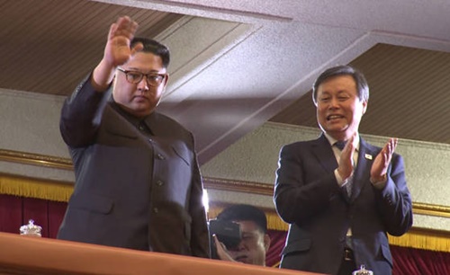 １日、平壌で行われた韓国芸術団公演を観覧している金正恩（キム・ジョンウン）北朝鮮労働党委員長（左）と都鍾煥（ト・ジョンファン）韓国文化体育部長官（右）。