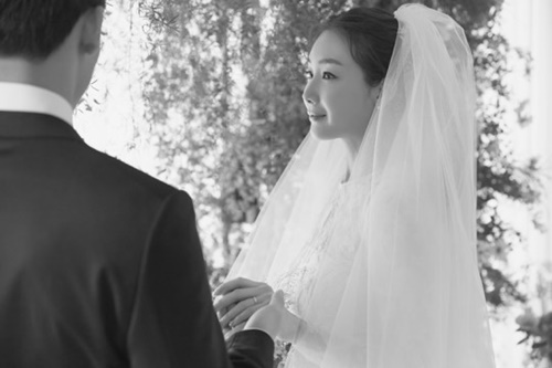 ３月２９日に結婚した女優チェ・ジウ（右）と彼の夫（左）