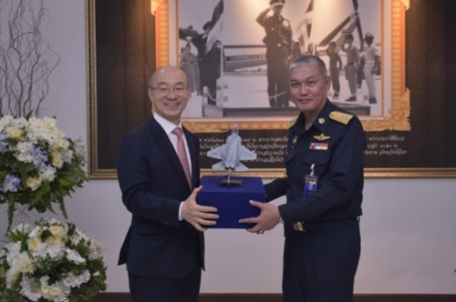韓国航空宇宙産業（ＫＡＩ）のキム・チョウォン社長とタイ空軍司令官のジョム・ルンサワン空軍大将がＫＦＸの模型を持って記念撮影に臨んでいる。（写真提供＝ＫＡＩ）