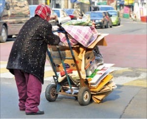 韓国のお年寄りが古物商に売る廃紙を回収している。廃止回収のお年寄りを含め、韓国古物業界従事者は約１７０万人に達する。