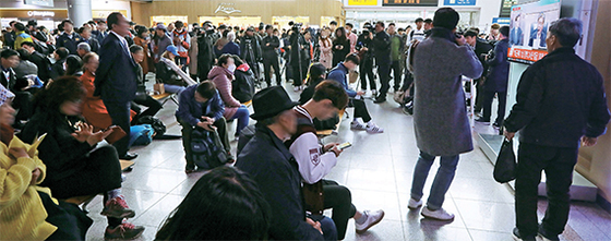 ソウル駅で一審判決のテレビ生放送を見る市民