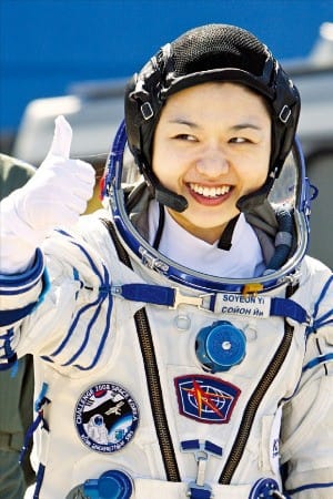 韓国最初であり唯一の宇宙飛行士であるイ・ソヨン氏が２００８年４月８日にカザフスタンのバイコヌール宇宙基地で搭乗するロシアのソユーズロケットに向けて親指を立てている（写真＝韓経ＤＢ）