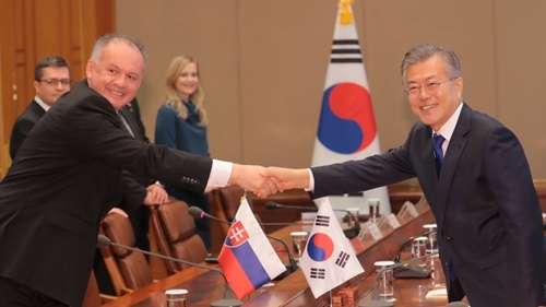 文在寅大統領が韓国を公式訪問しているスロバキアのキスカ大統領と１０日午前に青瓦台本館であいさつを交わしている（写真＝青瓦台写真記者団）