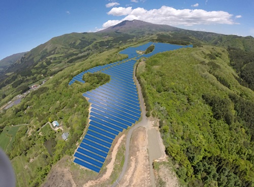 シャープが芙蓉総合リースとの共同出資で昨年５月に着工した宮崎県七ヶ宿町の大規模太陽光発電所のイメージ。（写真＝シャープ）