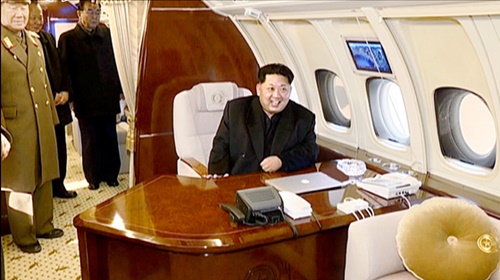 北朝鮮朝鮮中央テレビは金正恩委員長が長距離ロケット（ミサイル）発射場の東倉里（トンチャンリ）を訪問したという記録映画を２０１６年に放送した。金正恩委員長が専用機「チャムメ１号」に乗って黄炳瑞（ファン・ビョンソ）軍総政治局長（左）と対話している場面。（中央フォト）