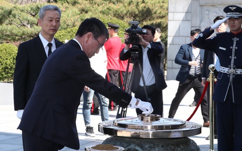 日本の河野太郎外相が１１日午後、ソウルの国立顕忠院を訪れ顕忠塔に参拝している。