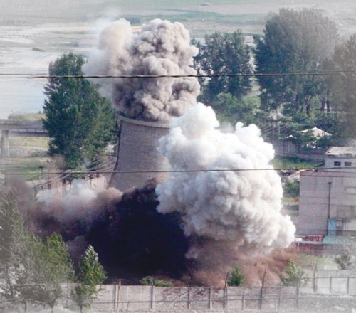 北朝鮮が２００８年６月、寧辺（ヨンビョン）核施設にある原子炉の冷却塔を爆破する場面。