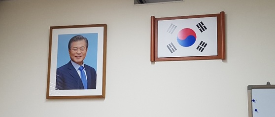 青瓦台に文在寅大統領の新しい写真が太極旗とともに掛けられている。