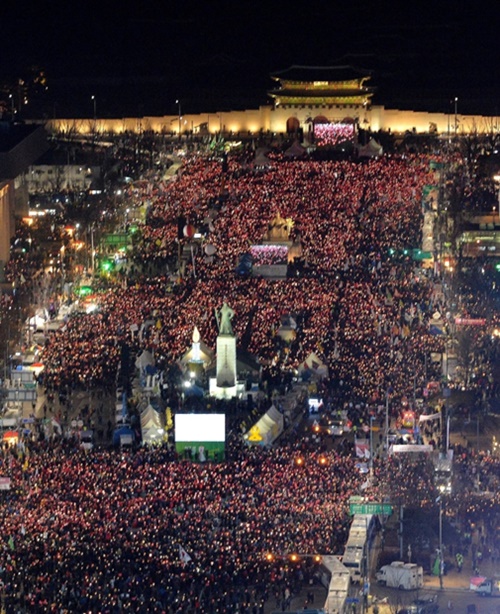 朴槿恵前大統領就任４周年だった２０１７年２月２５日にソウルの光化門広場で開かれた１７回目のろうそく集会。