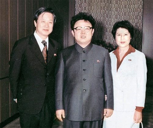 北朝鮮にいた当時の崔銀姫さん。左側から故申相玉監督、故金正日国防委員長、崔銀姫さん。