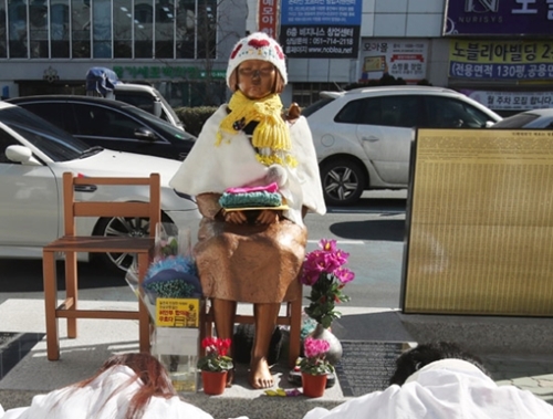 釜山日本総領事館前に設置された平和の少女像。５月１日、少女像の横に強制徴用労働者像が設置される予定だ。（写真＝中央フォト）