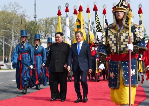 文在寅（ムン・ジェイン）大統領と金正恩（キム・ジョンウン）国務委員長が韓国軍を査閲した。