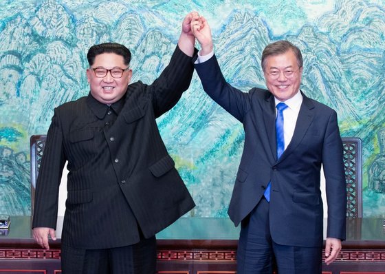 共同宣言文署名後の韓国の文在寅（ムン・ジェイン）大統領（右）と北朝鮮の金正恩（キム・ジョンウン）委員長