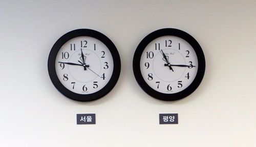首脳会談の当日、板門店（パンムンジョム）「平和の家」１階にあったソウルと平壌の時間を知らせる時計。（写真＝韓国共同写真記者団）