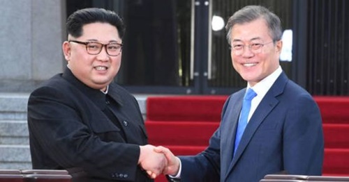２０１８南北首脳会談が開催された２７日、京畿道坡州市板門店（パンムンジョム）「平和の家」の前で、文在寅（ムン・ジェイン）大統領と北朝鮮の金正恩（キム・ジョンウン）国務委員長が「板門店宣言」を発表した後、握手している。