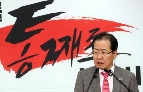 自由韓国党の洪準杓代表が３０日、ソウル汝矣島の党事務所で南北首脳会談の結果に関する記者会見を開いた。