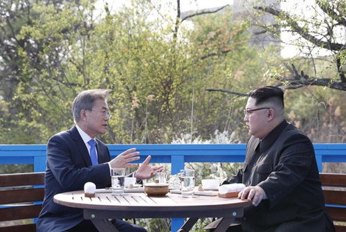 韓国の文在寅大統領（左）と北朝鮮の金正恩国務委員長が２７日、京畿道坡州の板門店にある「徒歩の橋」にあるベンチに座って単独会談をしている。（写真＝青瓦台写真記者団）
