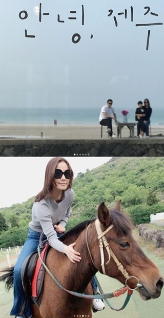 ビーチを背景に記念写真を撮影しているクォン・サンウ＆ソン・テヨン家族。馬に乗って笑顔を浮かべている女優ソン・テヨン（写真＝ソン・テヨンのインスタグラム）