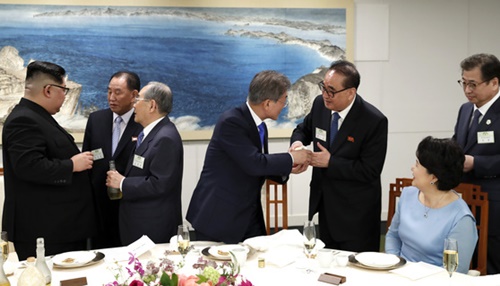 先月２７日、板門店（パンムンジョム）「平和の家」で開かれた南北首脳会談の夕食会で北朝鮮の金正恩（キム・ジョンウン）国務委員長が金英哲（キム・ヨンチョル）統一戦線部長、韓国の林東源（イム・ドンウォン）元国家情報院長と対話をしている（左から）。文在寅（ムン・ジェイン）大統領は李洙ヨン（イ・スヨン）元外相と握手している。（写真＝青瓦台写真記者団）