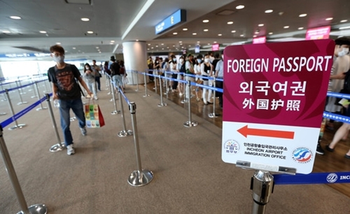 仁川空港の法務部出入国管理事務所外国人審査台。（写真＝中央フォト）