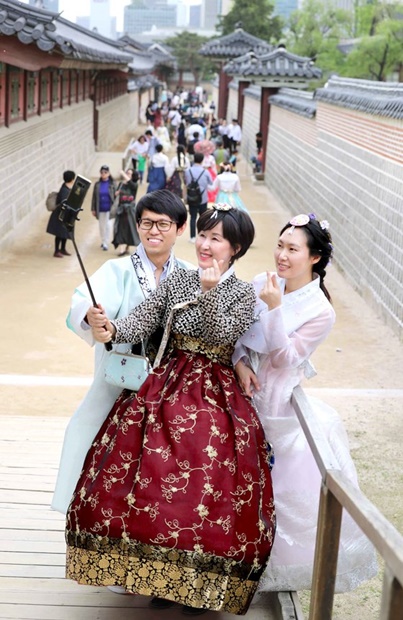 ７日、韓服を着たある家族が景福宮で写真撮影をしている。