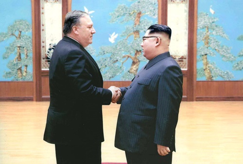復活節の週末（３月３１日－４月１日）に北朝鮮を訪問したポンペオ長官が北朝鮮の金正恩国務委員長と握手している。（中央フォト）