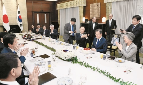 文在寅大統領が就任１周年を翌日に控えた９日、東京の首相官邸で開かれた韓日首脳会談昼食会で、安倍晋三首相からサプライズプレゼントとしてケーキを振る舞われた。