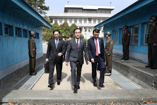 韓国の趙明均（チョ・ミョンギュン）統一部長官が４月２９日午前、板門店（パンムンジョム）北側統一閣で開かれた南北高官級会談を終えた後、軍事境界線を越えている。（写真共同取材団）