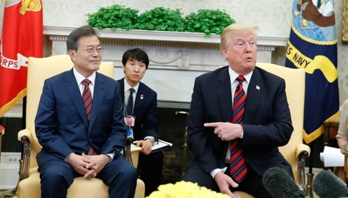 韓米首脳会談のため訪米中の文在寅大統領が２２日午前（現地時間）、ホワイトハウスのオーバルオフィスで米国のトランプ大統領と首脳会談に臨み、懸案について話し合った。（写真＝青瓦台写真記者団）