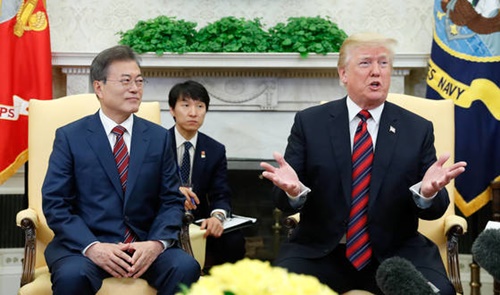 韓米首脳会談のため訪米した文在寅大統領が２２日午前（現地時間）、ホワイトハウスでトランプ大統領と首脳会談を行い、懸案について議論した。（青瓦台写真記者団）