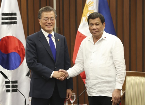 ＡＳＥＡＮ＋３会議への参加のためフィリピンを訪問した文在寅大統領が昨年１１月１３日午後（現地時間）、フィリピン・マニラのフィリピン国際コンベンションセンター（ＰＩＣＣ）でロドリゴ・ドゥテルテ大統領に会い、握手をしている。（写真＝青瓦台写真記者団）