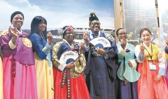 韓服を着て記念撮影をする２０１８アフリカ開発銀行年次総会の出席者。（写真＝釜山観光公社）