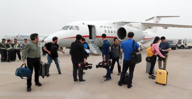 豊渓里核実験場閉鎖現場を取材した共同取材団と国際記者団が２６日に高麗航空便で北朝鮮・元山の葛麻飛行場を出発し北京首都空港に到着した。（写真＝共同取材団）