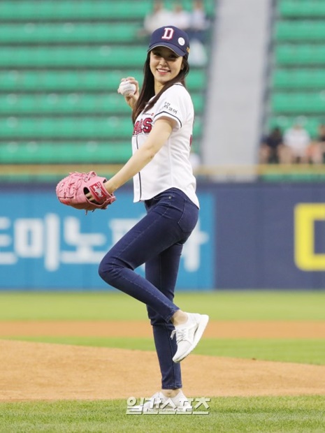 ２９日、ソウル蚕室野球場で韓国プロ野球の斗山ベアーズ対ＳＫワイバーンズの試合開かれ、ＳＢＳのチャン・イェウォン・アナウンサーが始球をしている。