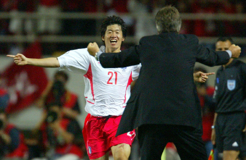 パク・チソン前サッカー韓国代表チーム選手が２００２年韓日ワールドカップ当時ポルトガルとの試合で決勝ゴールを放った後にゴールセレモニーをしている。