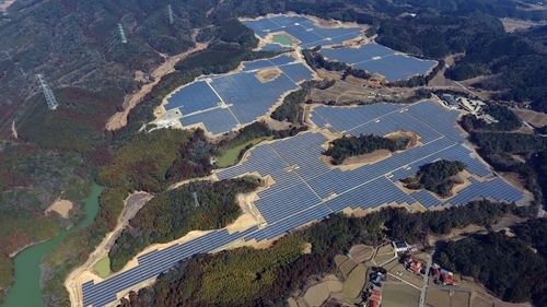 山口県のゴルフ場跡地にＬＧ　ＣＮＳが建設した太陽光発電所。（写真＝ＬＧ　ＣＮＳ）