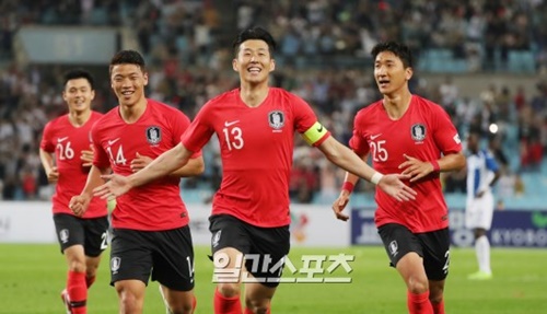 韓国代表の孫興民が２８日、ホンジュラス代表との強化試合でゴールを決めて喜んでいる。
