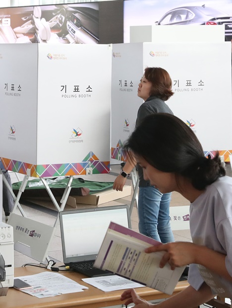 ソウル駅の事前投票所で記票所を設置している。